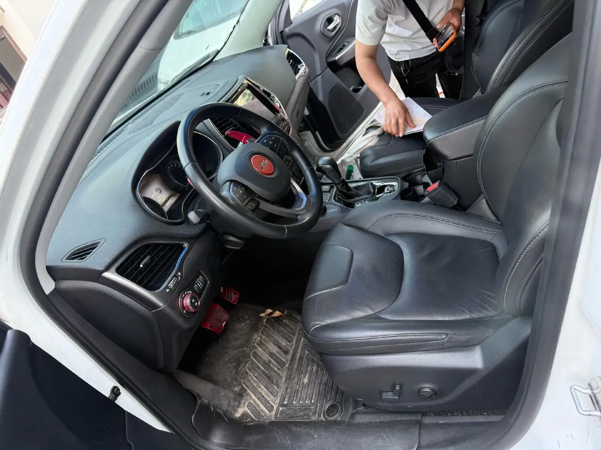 2019 Jeep Cherokee 2.0T 234HP L4 9AT,autocango,china used car exporter,china ev exporter,chinese used car exporter,chinese used ev exporter