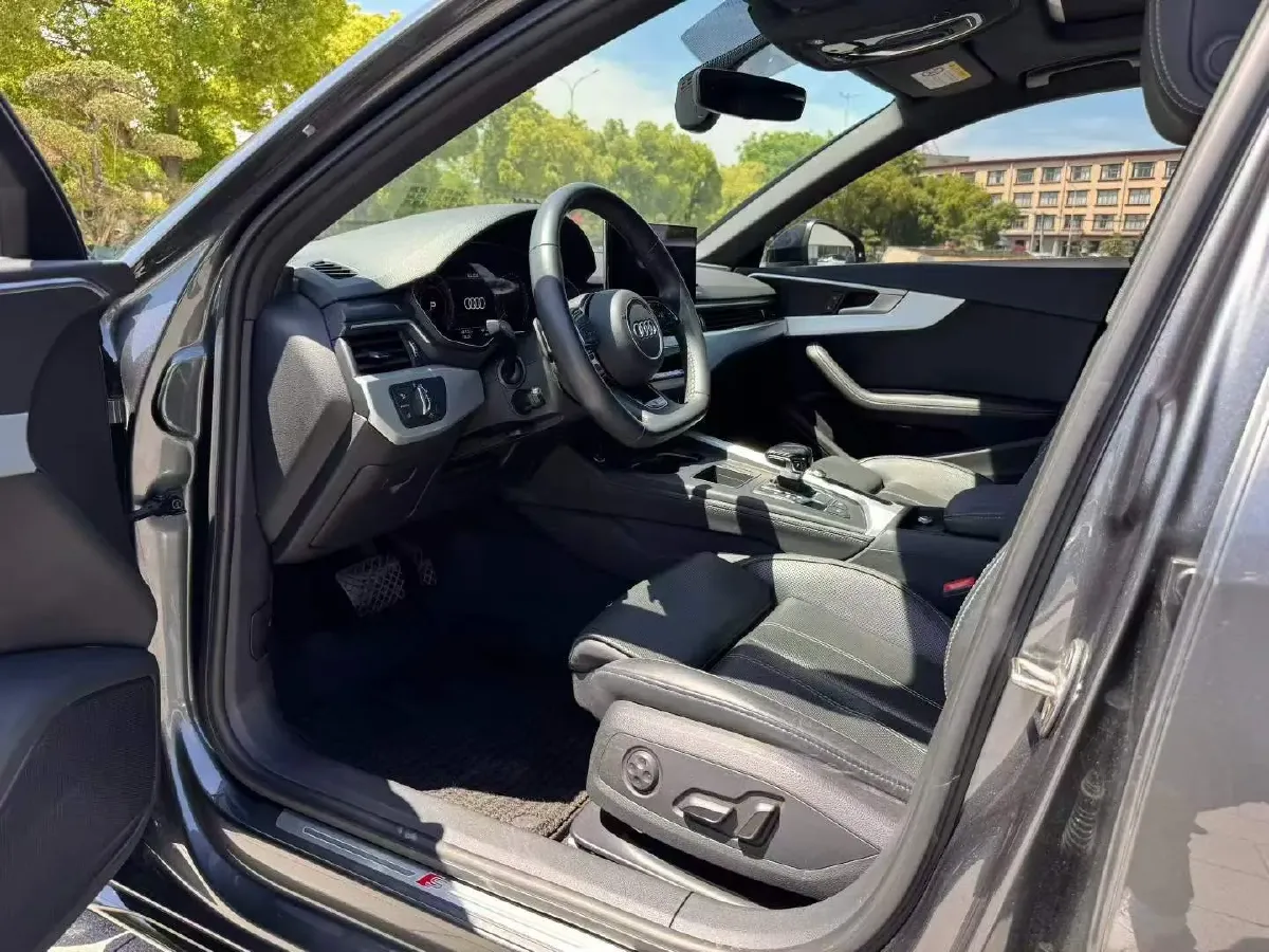 2022 Audi A4L 2.0T 190HP L4 7DCT,autocango,china used car exporter,china ev exporter,chinese used car exporter,chinese used ev exporter