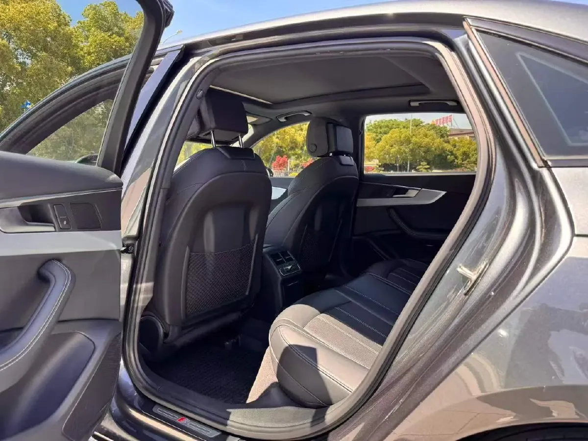 2022 Audi A4L 2.0T 190HP L4 7DCT,autocango,china used car exporter,china ev exporter,chinese used car exporter,chinese used ev exporter