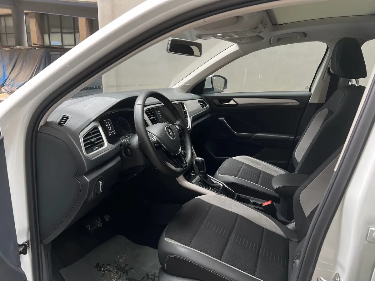 2021 Volkswagen T-Roc 1.4T 150HP L4 7DCT,autocango,china used car exporter,china ev exporter,chinese used car exporter,chinese used ev exporter