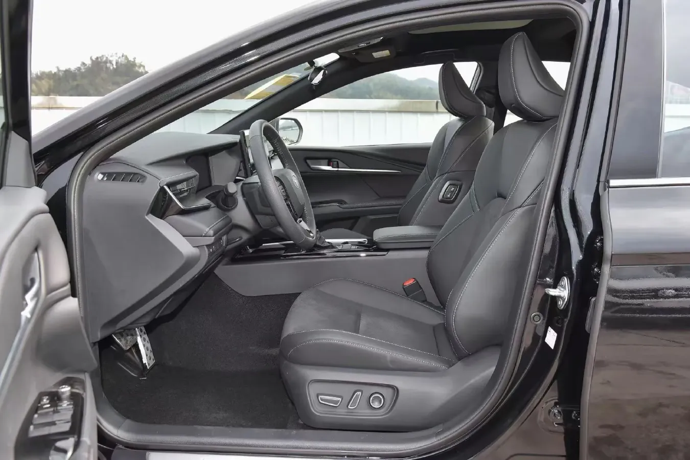 2024 Toyota Camry 2.0L 173HP L4 CVT,autocango,china used car exporter,china ev exporter,chinese used car exporter,chinese used ev exporter