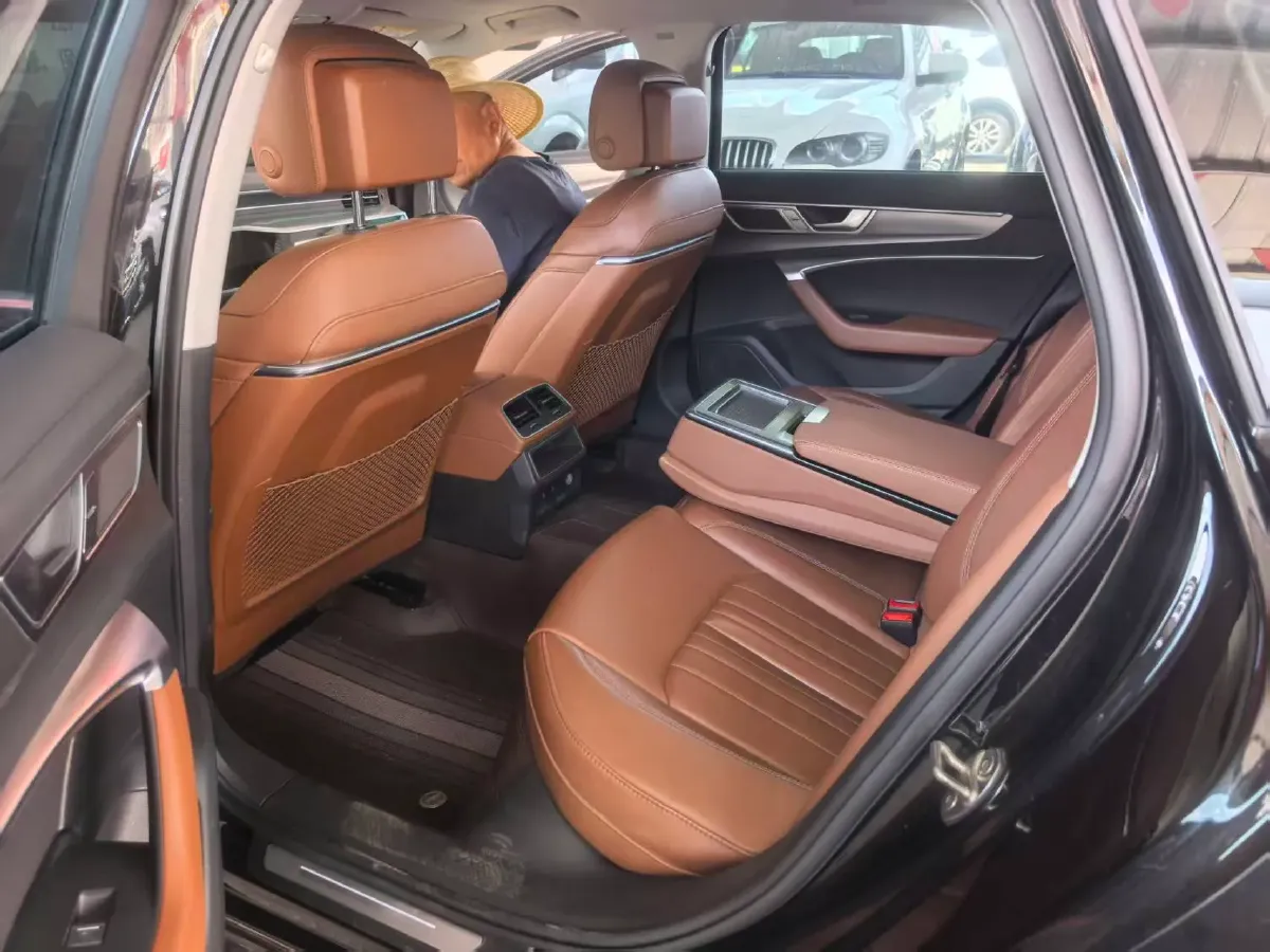 2022 Audi Q5L 2.0T 252HP L4 7DCT,autocango,china used car exporter,china ev exporter,chinese used car exporter,chinese used ev exporter