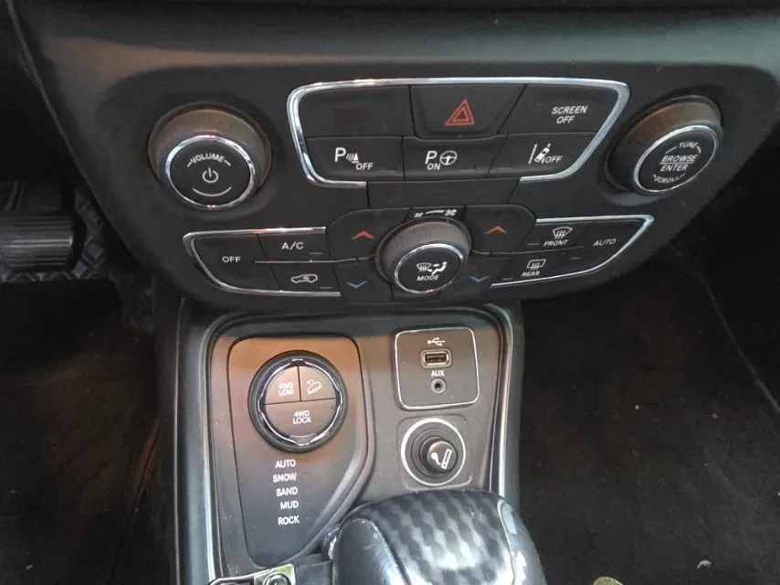 2017 Jeep Compass 2.4L 175HP L4 9AT,autocango,china used car exporter,china ev exporter,chinese used car exporter,chinese used ev exporter
