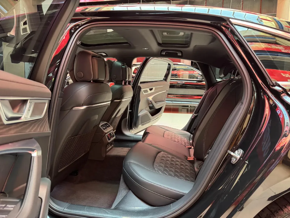 2025 Audi A6L 2.0T 245HP L4 7DCT,autocango,china used car exporter,china ev exporter,chinese used car exporter,chinese used ev exporter