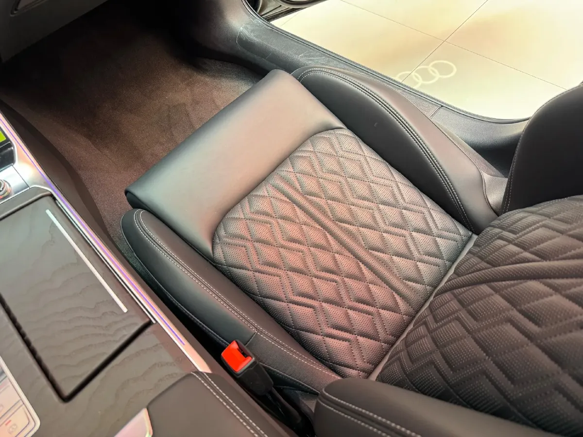 2025 Audi A6L 2.0T 245HP L4 7DCT,autocango,china used car exporter,china ev exporter,chinese used car exporter,chinese used ev exporter