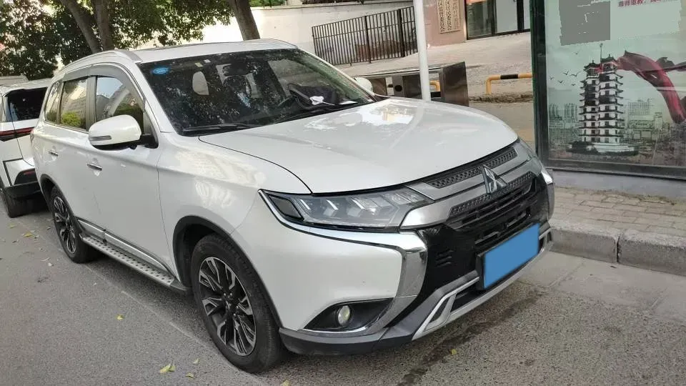 2019 Mitsubishi Outlander 2.4L 192HP L4 CVT,autocango,china used car exporter,china ev exporter,chinese used car exporter,chinese used ev exporter