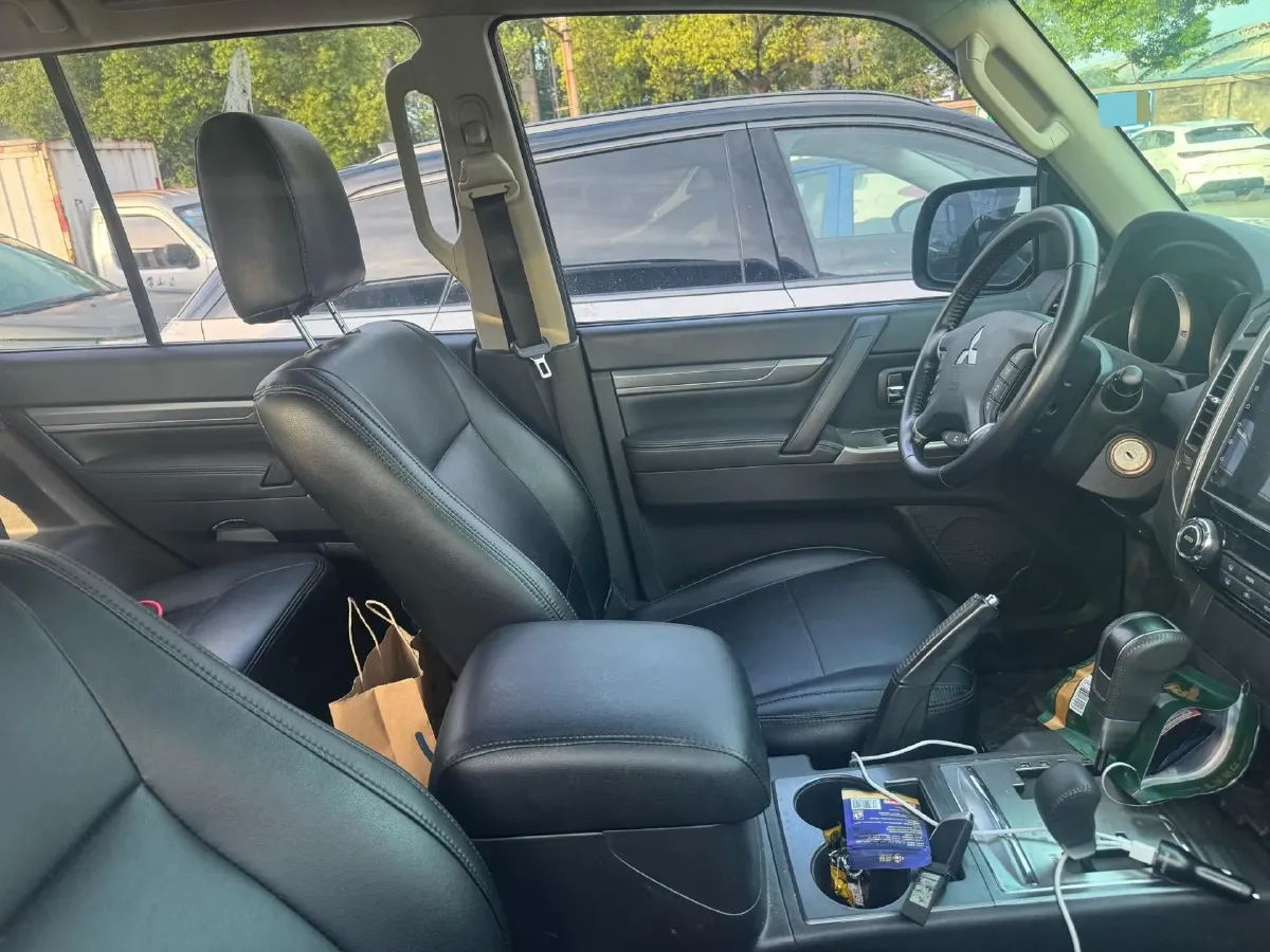 2020 Mitsubishi Pajero 3.0L 174HP V6 5AT,autocango,china used car exporter,china ev exporter,chinese used car exporter,chinese used ev exporter