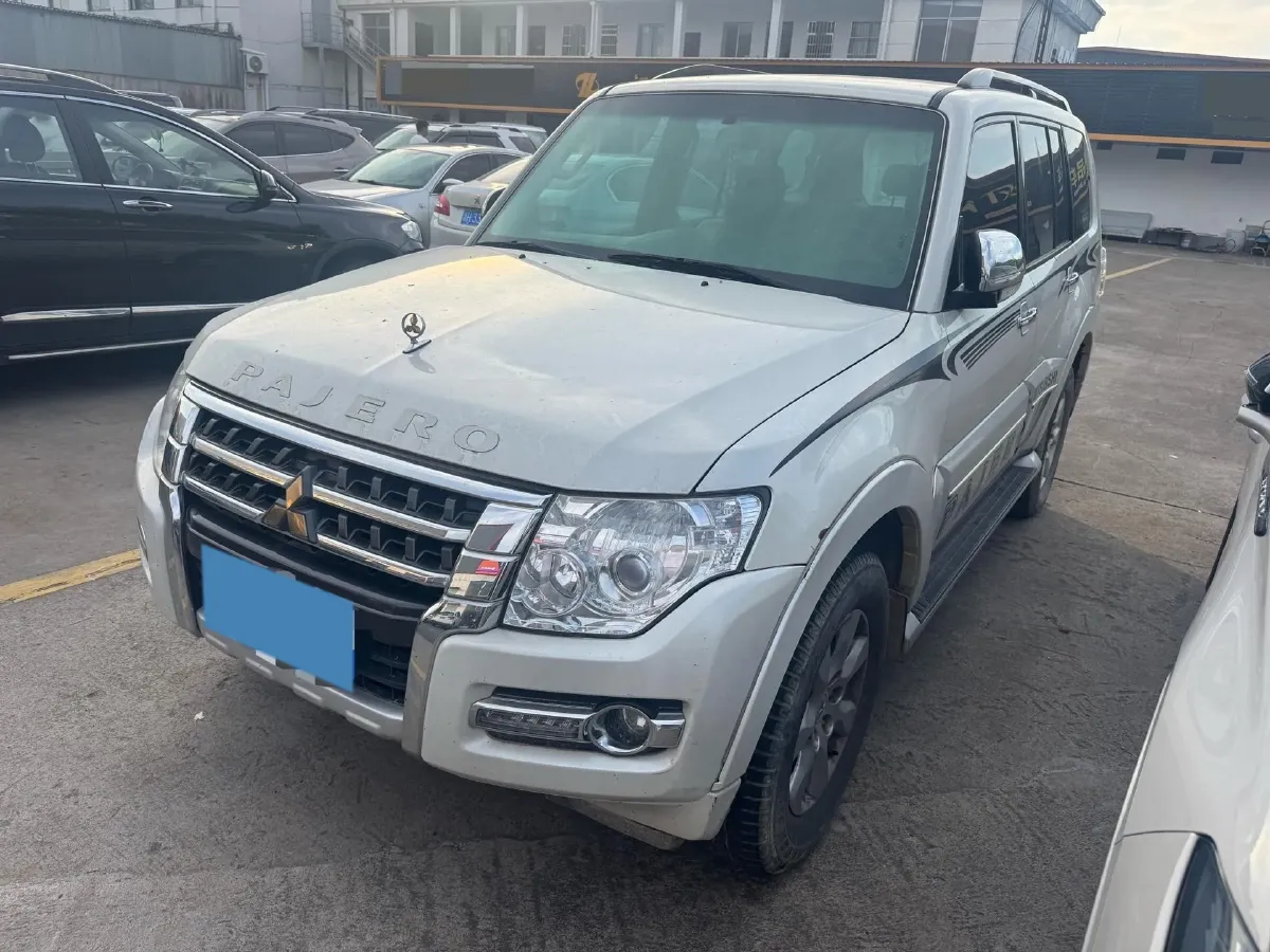 2020 Mitsubishi Pajero 3.0L 174HP V6 5AT,autocango,china used car exporter,china ev exporter,chinese used car exporter,chinese used ev exporter