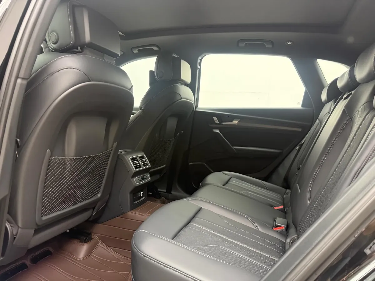 2025 Audi Q5L 2.0T 190HP L4 7DCT,autocango,china used car exporter,china ev exporter,chinese used car exporter,chinese used ev exporter