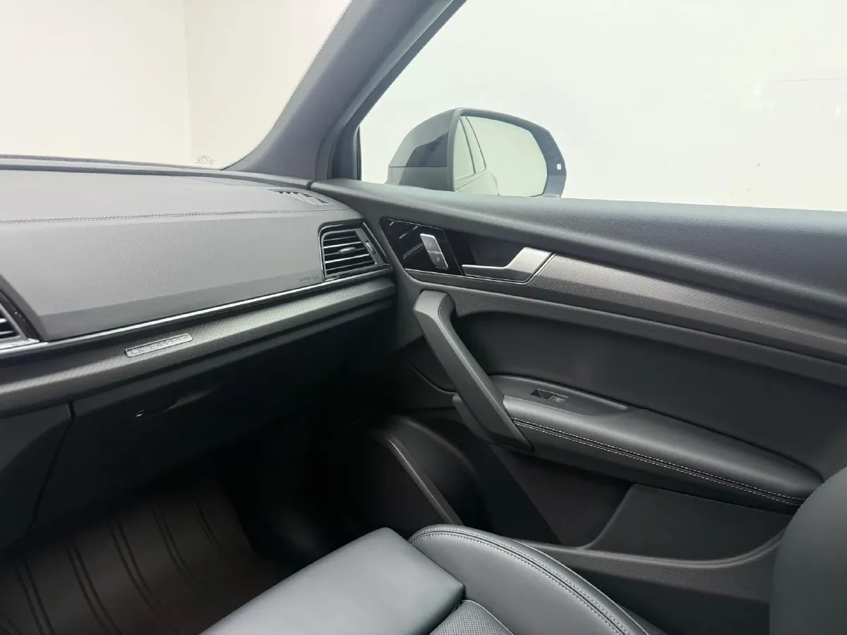 2025 Audi Q5L 2.0T 190HP L4 7DCT,autocango,china used car exporter,china ev exporter,chinese used car exporter,chinese used ev exporter