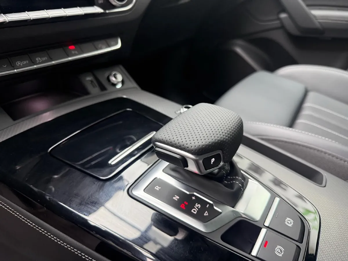 2025 Audi Q5L 2.0T 190HP L4 7DCT,autocango,china used car exporter,china ev exporter,chinese used car exporter,chinese used ev exporter