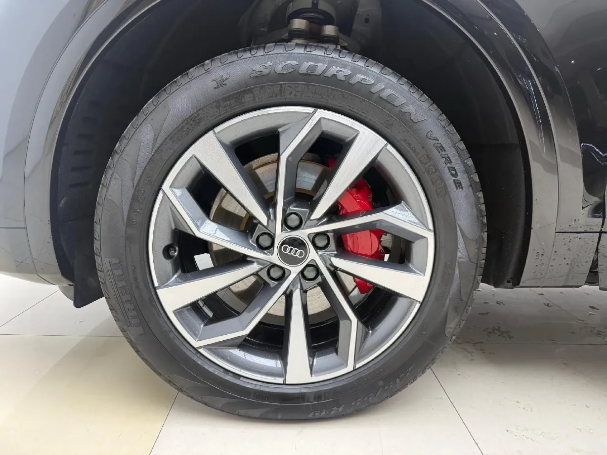 2025 Audi Q5L 2.0T 190HP L4 7DCT,autocango,china used car exporter,china ev exporter,chinese used car exporter,chinese used ev exporter