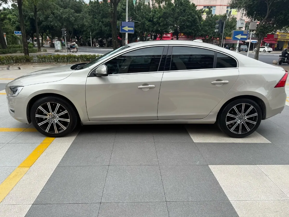 2019 Volvo S60 2.0T 245HP L4 8AT,autocango,china used car exporter,china ev exporter,chinese used car exporter,chinese used ev exporter