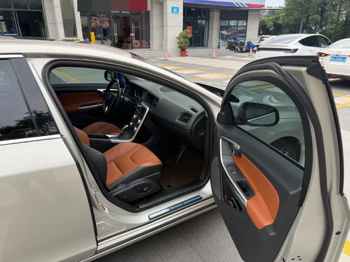 2019 Volvo S60 2.0T 245HP L4 8AT,autocango,china used car exporter,china ev exporter,chinese used car exporter,chinese used ev exporter