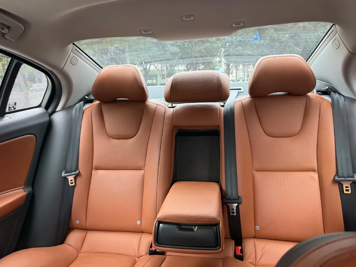 2019 Volvo S60 2.0T 245HP L4 8AT,autocango,china used car exporter,china ev exporter,chinese used car exporter,chinese used ev exporter