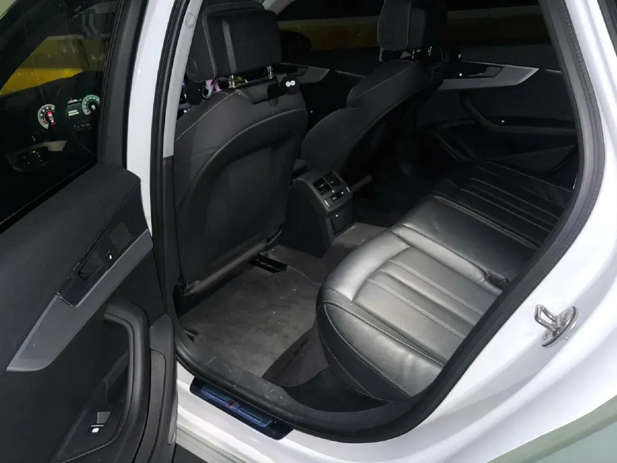 2023 Audi A4L 2.0T 190HP L4 7DCT,autocango,china used car exporter,china ev exporter,chinese used car exporter,chinese used ev exporter