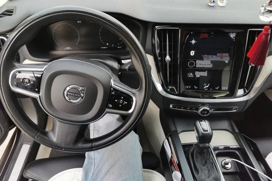 2021 Volvo S60 2.0T 190HP L4 8AT,autocango,china used car exporter,china ev exporter,chinese used car exporter,chinese used ev exporter