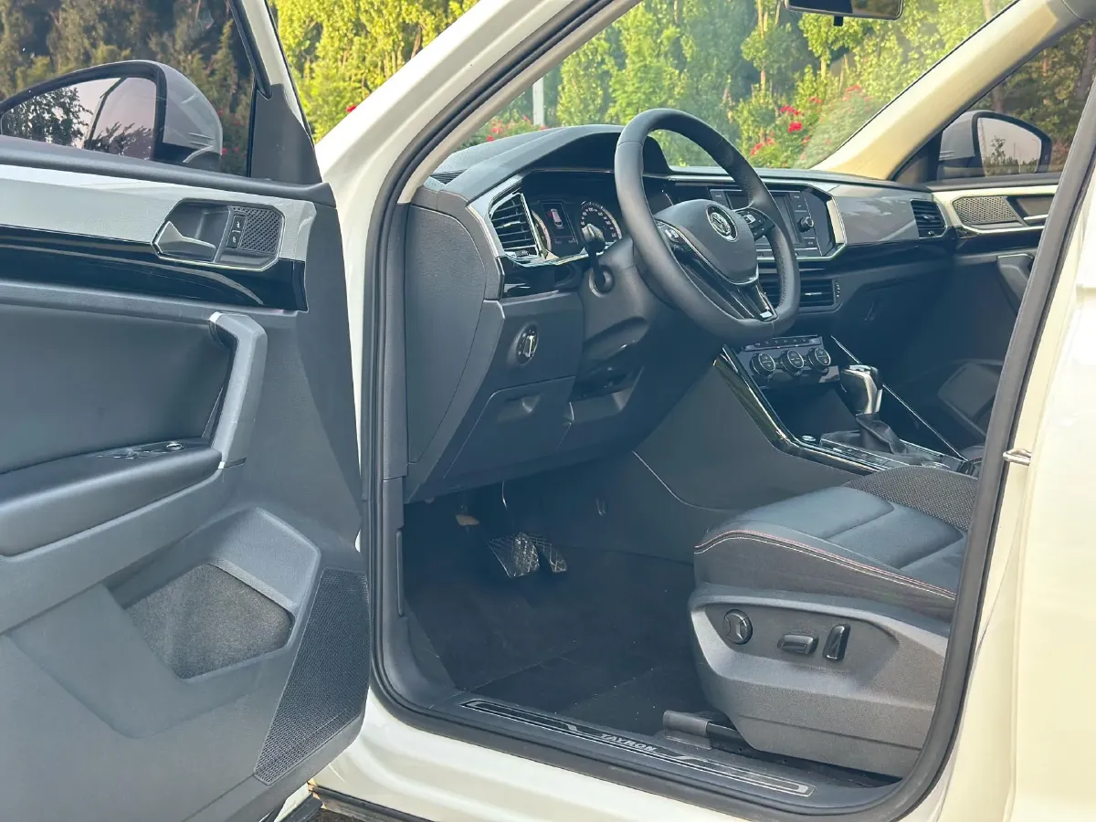 2019 MINI CLUBMAN 1.5T 102HP L3 6AT,autocango,china used car exporter,china ev exporter,chinese used car exporter,chinese used ev exporter
