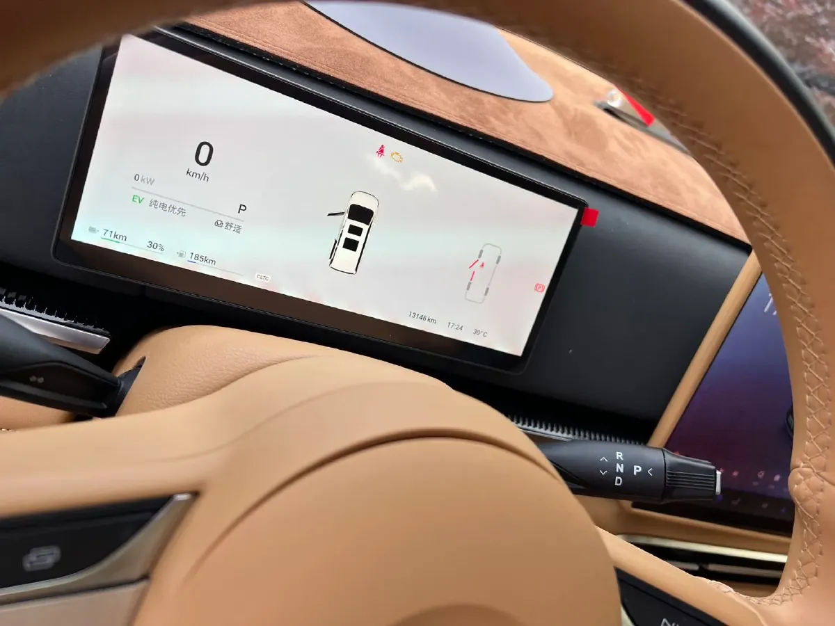 2025 Voyah Dream 1.5T 150HP L4 PHEV 41.7KWH,autocango,china used car exporter,china ev exporter,chinese used car exporter,chinese used ev exporter