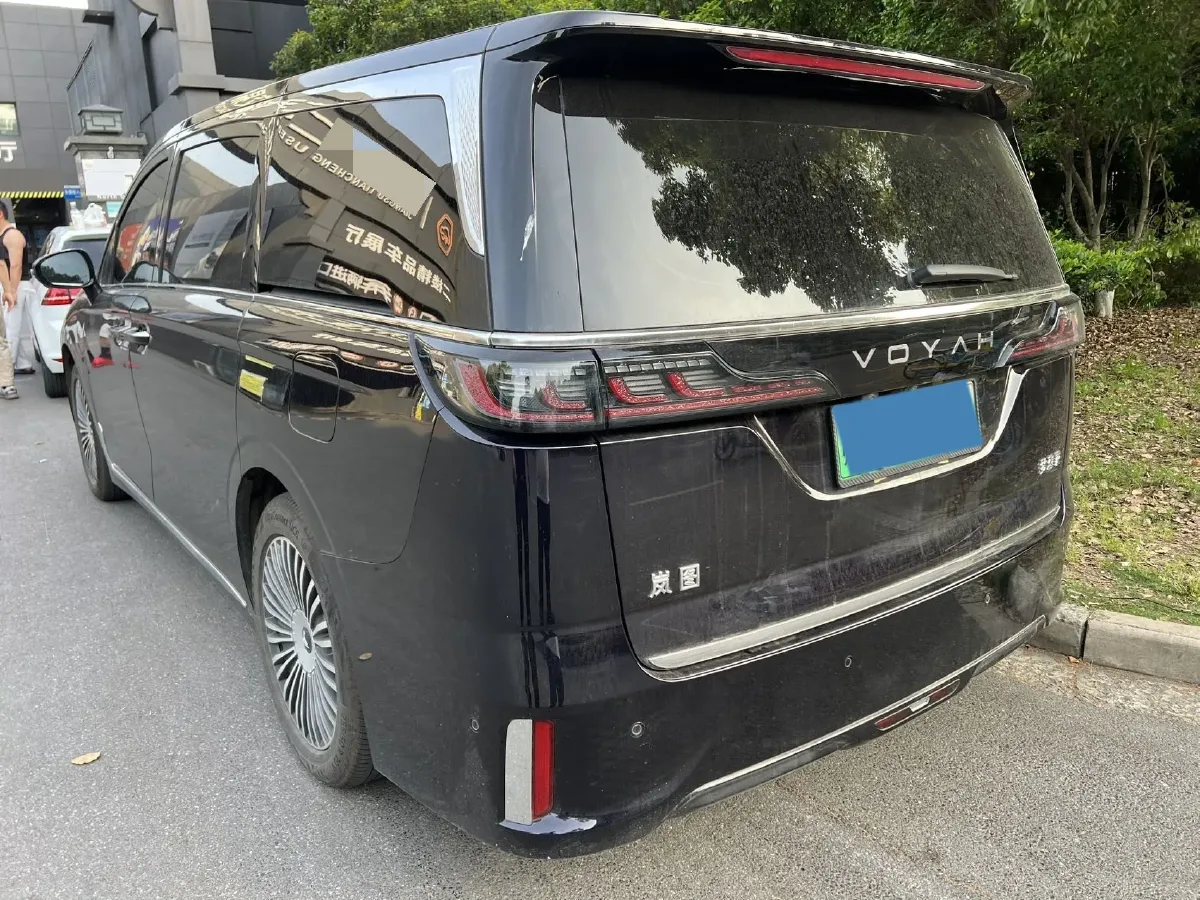 2025 Voyah Dream 1.5T 150HP L4 PHEV 41.7KWH,autocango,china used car exporter,china ev exporter,chinese used car exporter,chinese used ev exporter