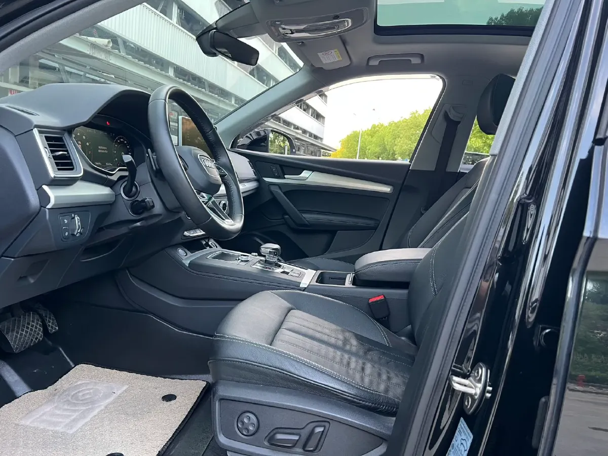 2020 Audi Q5L 2.0T 190HP L4 7DCT,autocango,china used car exporter,china ev exporter,chinese used car exporter,chinese used ev exporter