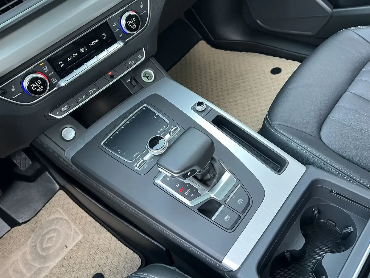 2020 Audi Q5L 2.0T 190HP L4 7DCT,autocango,china used car exporter,china ev exporter,chinese used car exporter,chinese used ev exporter