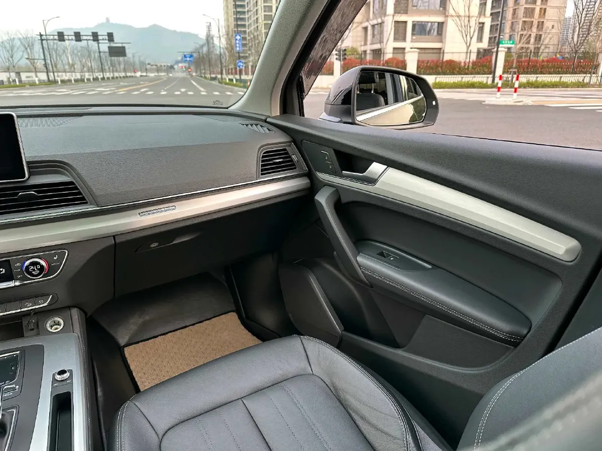 2020 Audi Q5L 2.0T 190HP L4 7DCT,autocango,china used car exporter,china ev exporter,chinese used car exporter,chinese used ev exporter