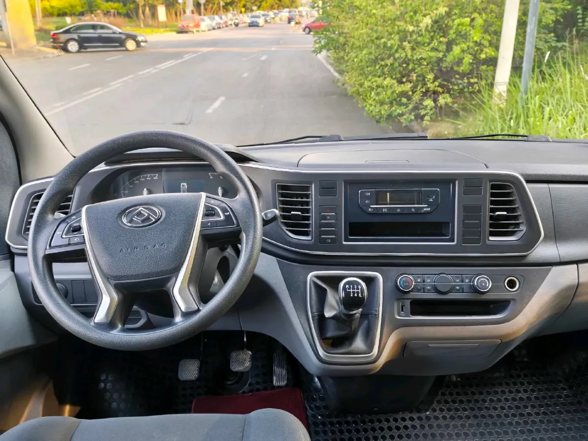 2015 MAXUS XinTu V80 2.5T 136HP L4 5MT,autocango,china used car exporter,china ev exporter,chinese used car exporter,chinese used ev exporter