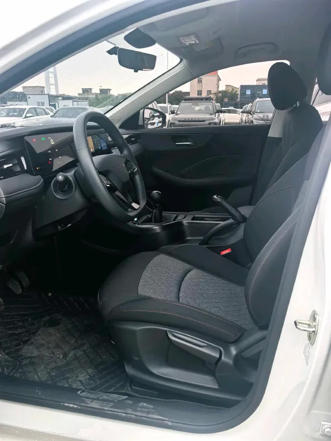 2023 Roewe i5 1.5L 129HP L4 5MT,autocango,china used car exporter,china ev exporter,chinese used car exporter,chinese used ev exporter