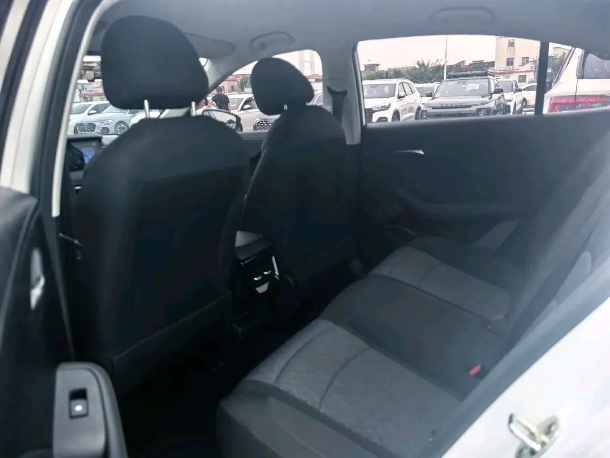 2023 Roewe i5 1.5L 129HP L4 5MT,autocango,china used car exporter,china ev exporter,chinese used car exporter,chinese used ev exporter
