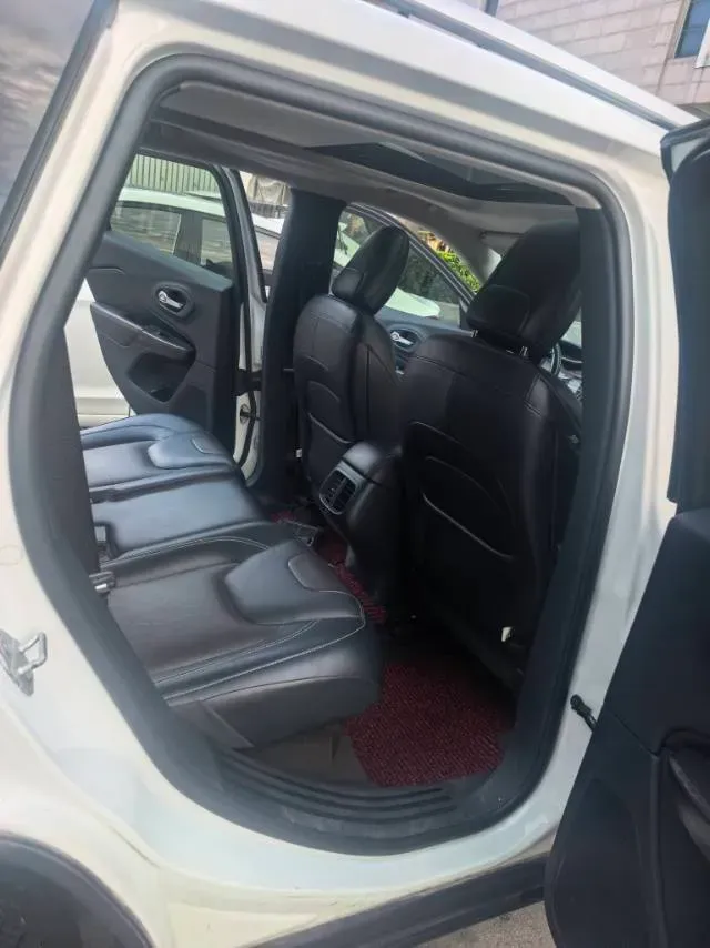 2016 Jeep Cherokee 2.4L 175HP L4 9AT,autocango,china used car exporter,china ev exporter,chinese used car exporter,chinese used ev exporter