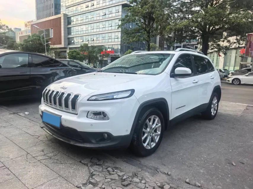2016 Jeep Cherokee 2.4L 175HP L4 9AT,autocango,china used car exporter,china ev exporter,chinese used car exporter,chinese used ev exporter