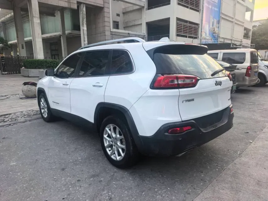 2016 Jeep Cherokee 2.4L 175HP L4 9AT,autocango,china used car exporter,china ev exporter,chinese used car exporter,chinese used ev exporter