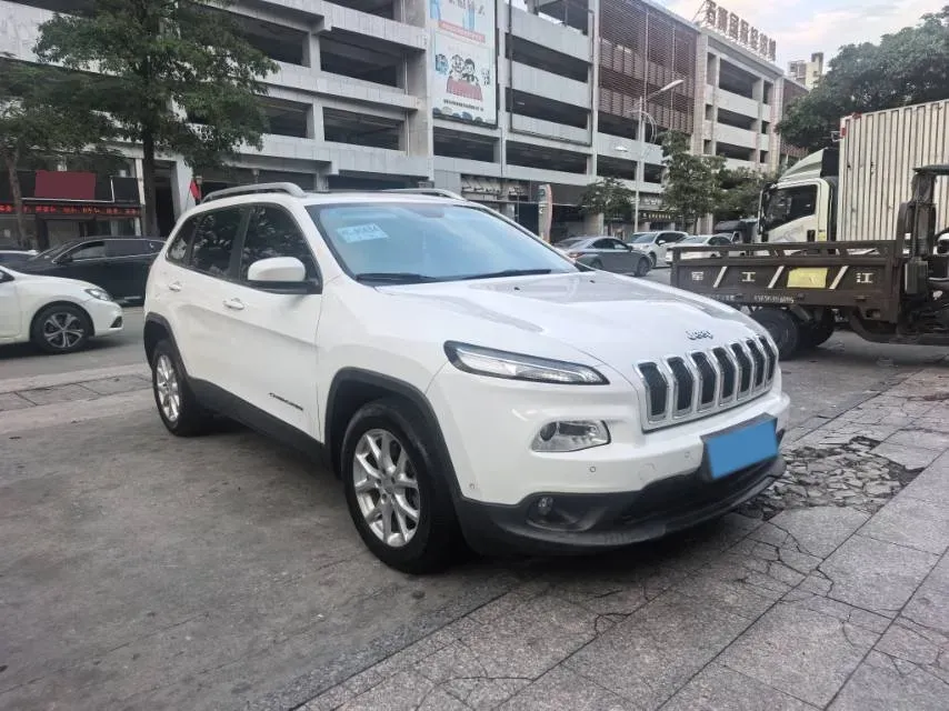 2016 Jeep Cherokee 2.4L 175HP L4 9AT,autocango,china used car exporter,china ev exporter,chinese used car exporter,chinese used ev exporter