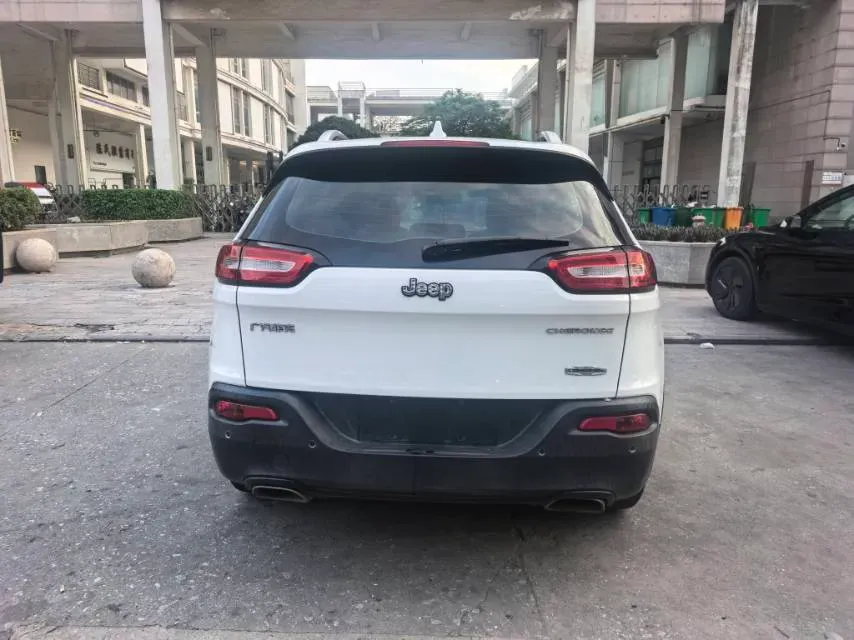 2016 Jeep Cherokee 2.4L 175HP L4 9AT,autocango,china used car exporter,china ev exporter,chinese used car exporter,chinese used ev exporter
