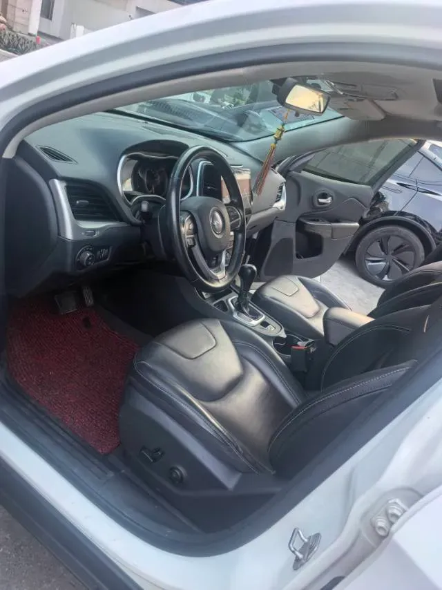 2016 Jeep Cherokee 2.4L 175HP L4 9AT,autocango,china used car exporter,china ev exporter,chinese used car exporter,chinese used ev exporter