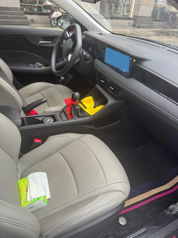 2023 Roewe i5 1.5L 129HP L4 5MT,autocango,china used car exporter,china ev exporter,chinese used car exporter,chinese used ev exporter