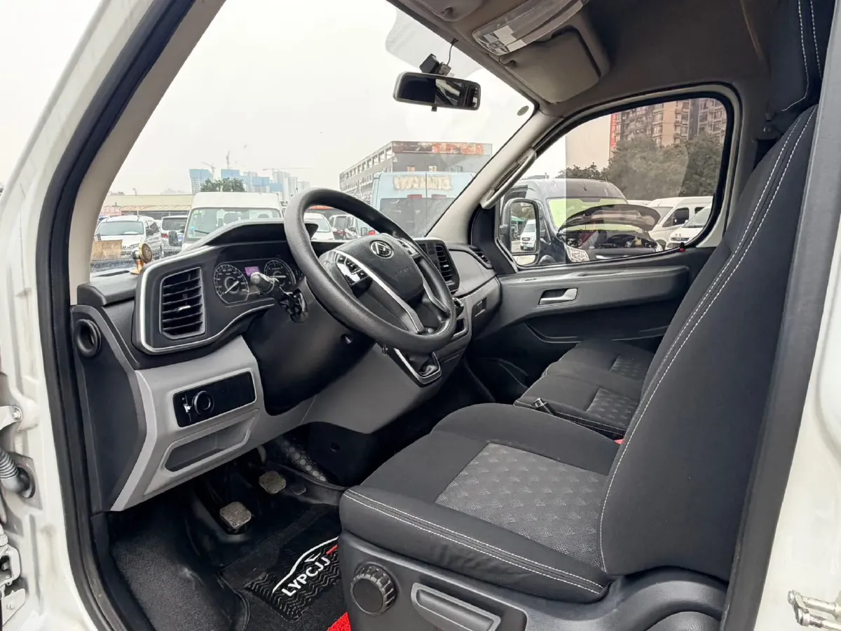 2023 MAXUS XinTu V80 2.0T 127HP L4 6MT,autocango,china used car exporter,china ev exporter,chinese used car exporter,chinese used ev exporter