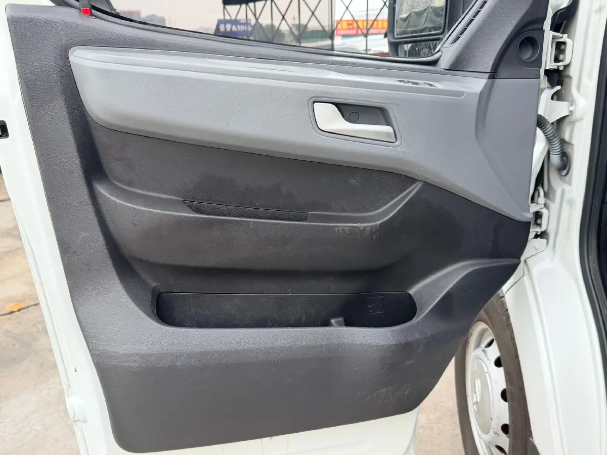 2023 MAXUS XinTu V80 2.0T 127HP L4 6MT,autocango,china used car exporter,china ev exporter,chinese used car exporter,chinese used ev exporter