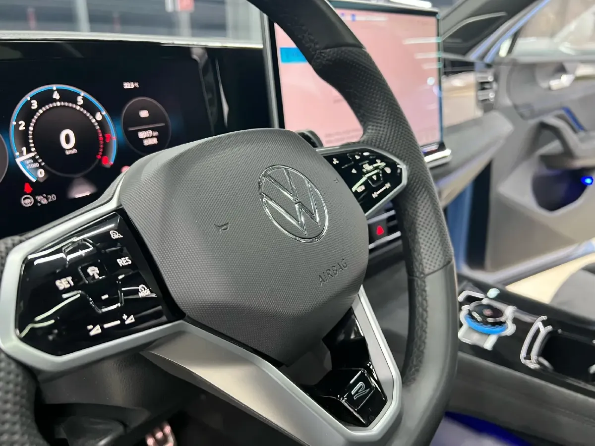 2024 Volkswagen Tiguan L 2.0T 220HP L4 7DCT,autocango,china used car exporter,china ev exporter,chinese used car exporter,chinese used ev exporter