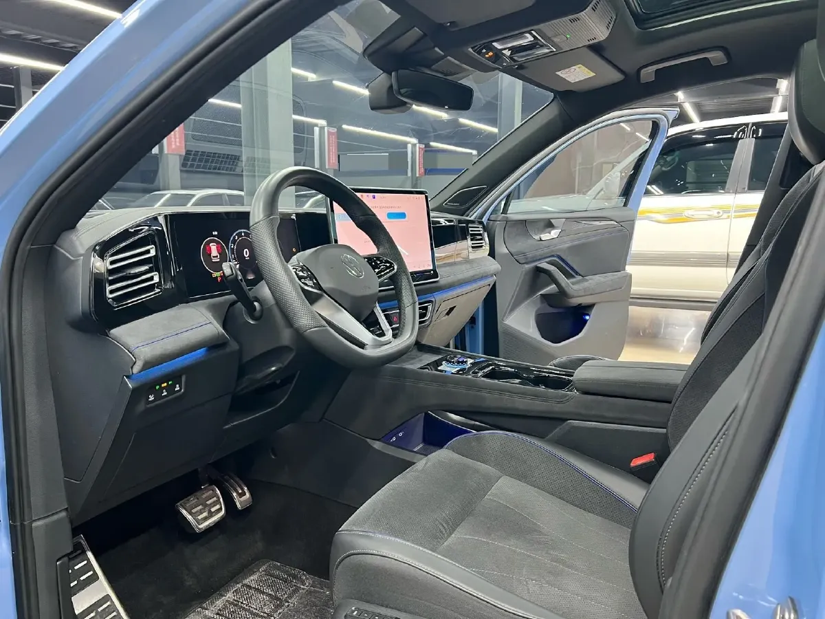 2024 Volkswagen Tiguan L 2.0T 220HP L4 7DCT,autocango,china used car exporter,china ev exporter,chinese used car exporter,chinese used ev exporter