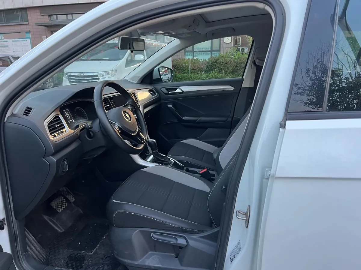2020 Volkswagen T-Roc 1.4T 150HP L4 7DCT,autocango,china used car exporter,china ev exporter,chinese used car exporter,chinese used ev exporter