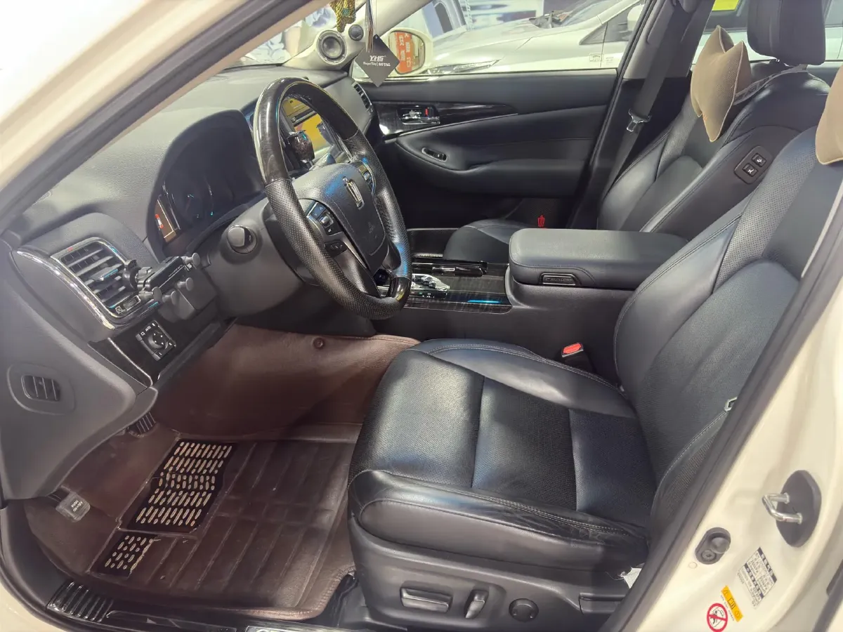 2015 Toyota Crown 2.0T 235HP L4 8AT,autocango,china used car exporter,china ev exporter,chinese used car exporter,chinese used ev exporter
