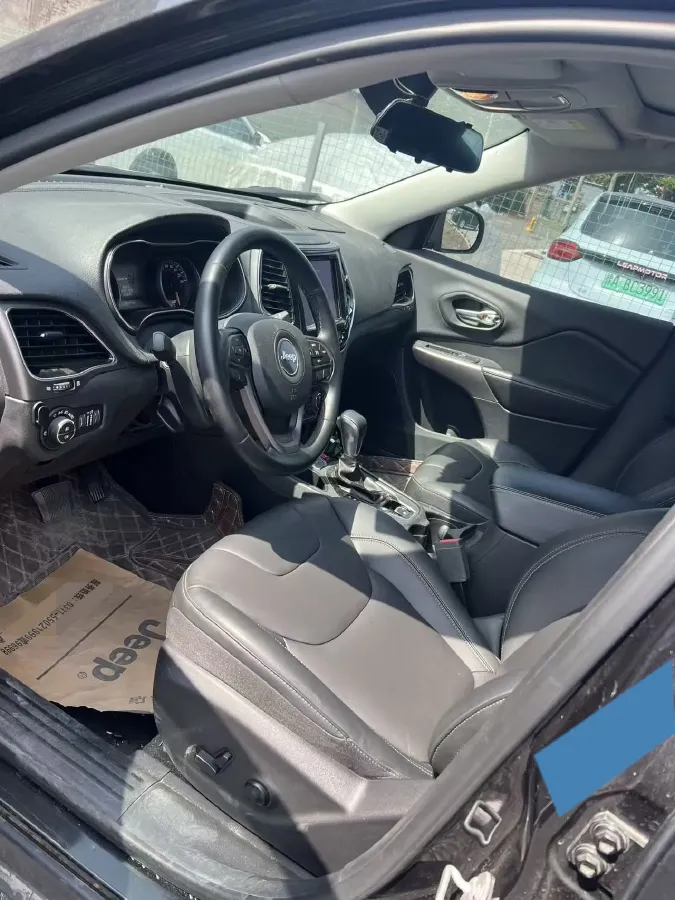 2020 Jeep Cherokee 2.0T 234HP L4 9AT,autocango,china used car exporter,china ev exporter,chinese used car exporter,chinese used ev exporter