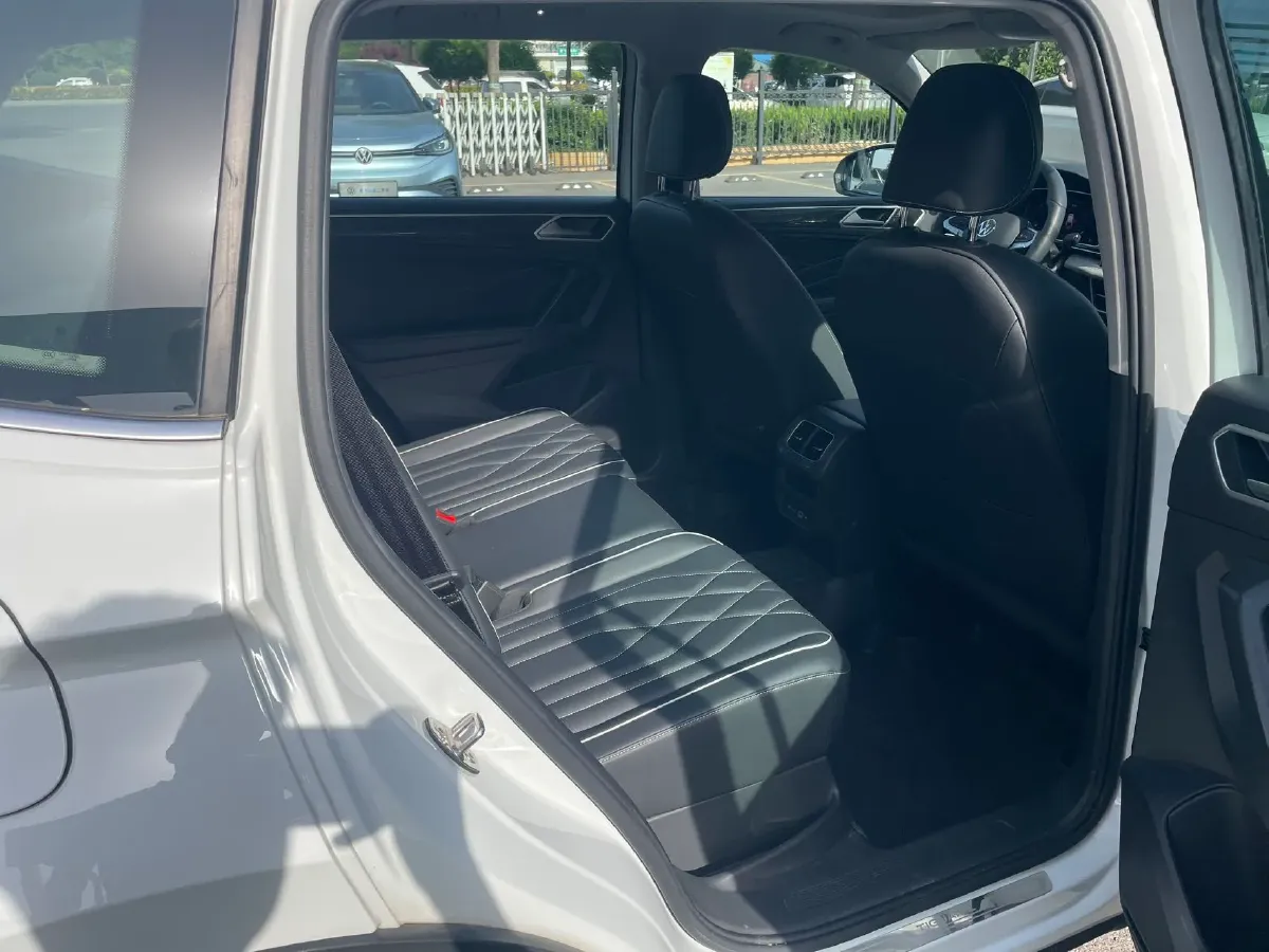 2024 Volkswagen Tiguan L 2.0T 186HP L4 7DCT,autocango,china used car exporter,china ev exporter,chinese used car exporter,chinese used ev exporter