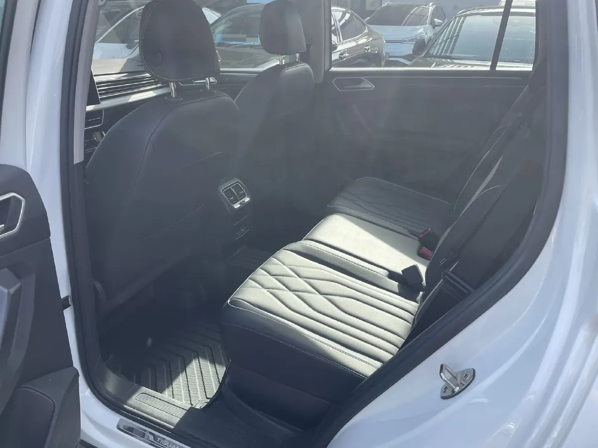 2024 Volkswagen Tiguan L 2.0T 186HP L4 7DCT,autocango,china used car exporter,china ev exporter,chinese used car exporter,chinese used ev exporter