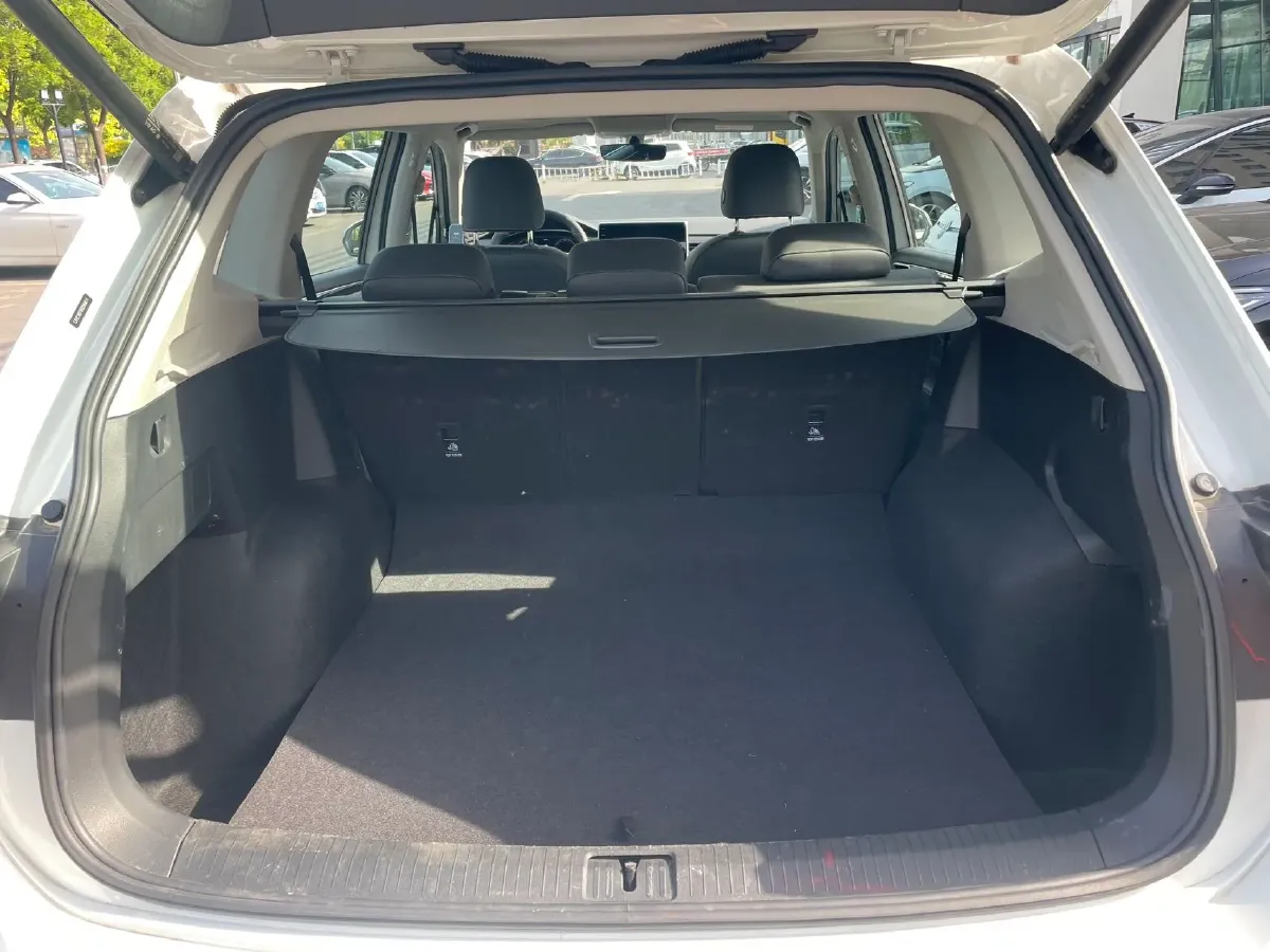 2024 Volkswagen Tiguan L 2.0T 186HP L4 7DCT,autocango,china used car exporter,china ev exporter,chinese used car exporter,chinese used ev exporter