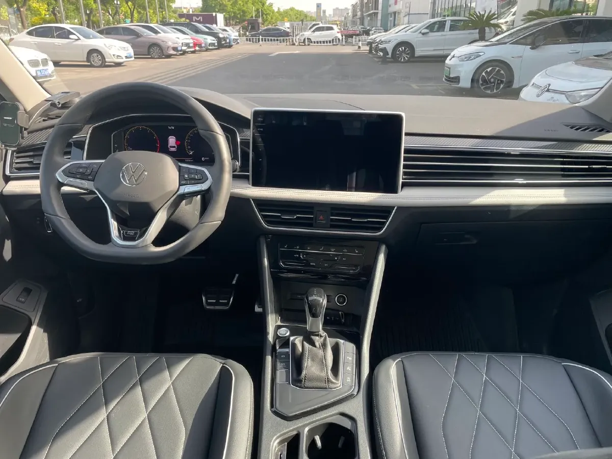 2024 Volkswagen Tiguan L 2.0T 186HP L4 7DCT,autocango,china used car exporter,china ev exporter,chinese used car exporter,chinese used ev exporter