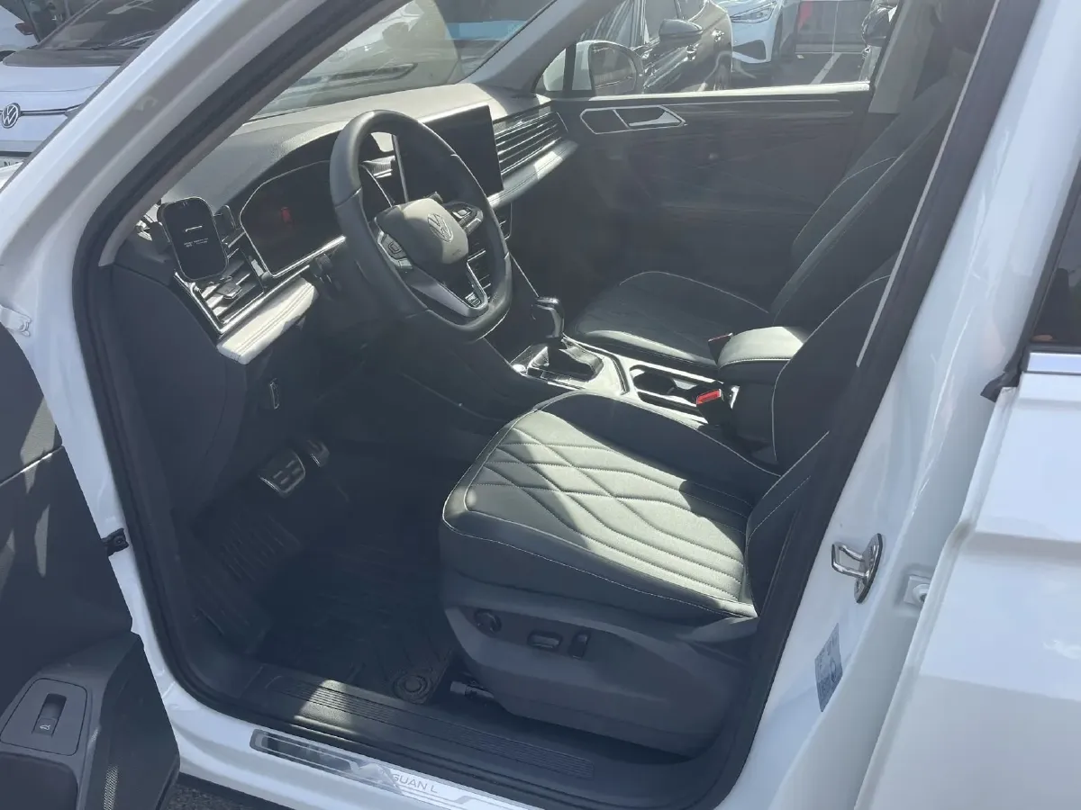 2024 Volkswagen Tiguan L 2.0T 186HP L4 7DCT,autocango,china used car exporter,china ev exporter,chinese used car exporter,chinese used ev exporter