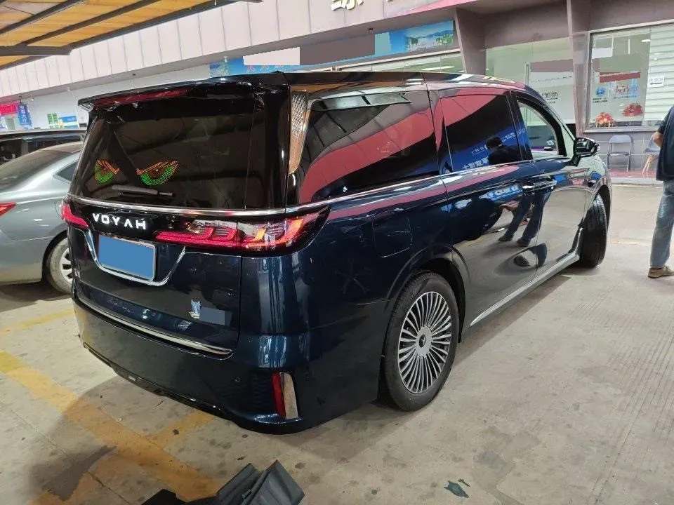 2025 Voyah Dream 1.5T 150HP L4 PHEV 41.7KWH,autocango,china used car exporter,china ev exporter,chinese used car exporter,chinese used ev exporter